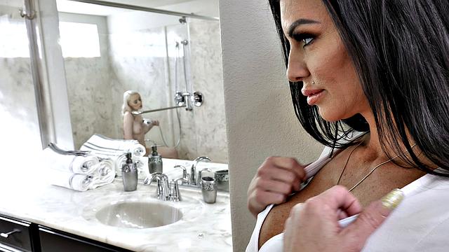 лесбийские милфы кайфуют в душе: мелисса линн и наташа джеймс