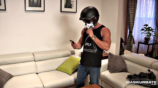 Здоровенный байкер дрочит своё толстое хозяйство на камеру