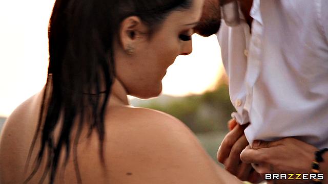 Оливия Старкс оживляет член и получает жёсткий анальный секс у бассейна с Джимми Бадом.