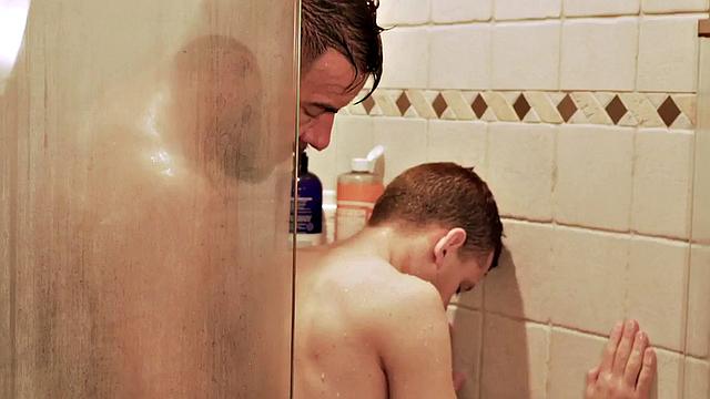 спортсмен радует папика в душе, попал под горячий напор