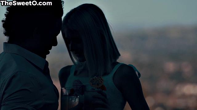 Блондинка 21 года страстно трахается и целуется после секса.