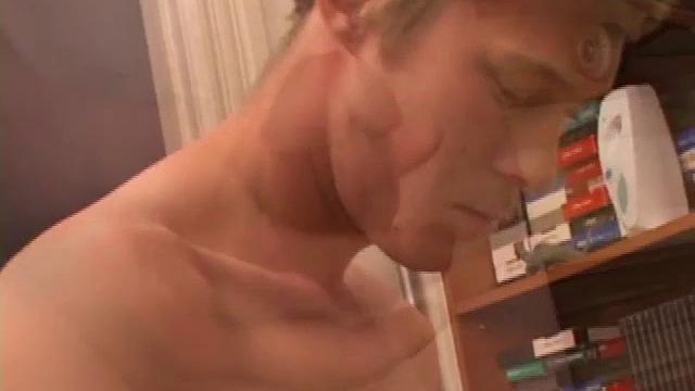 Брент Стенсон дрочит свой член на камеру