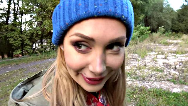 собака сбежала, зато лола трахнулась под ёлкой