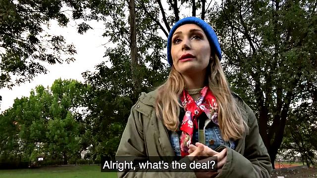 собака сбежала, зато лола трахнулась под ёлкой