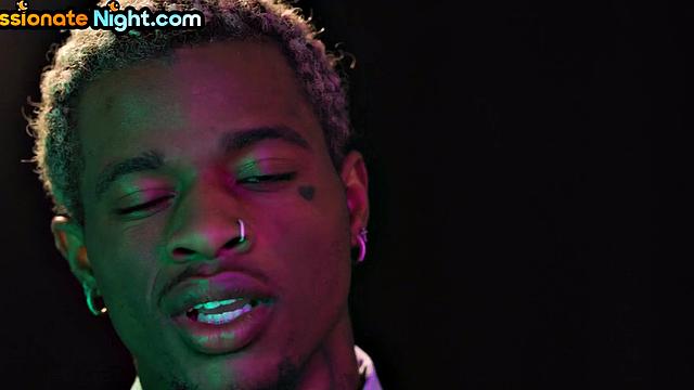 новый босс показывает пышной коллеге, как проходят его совещания