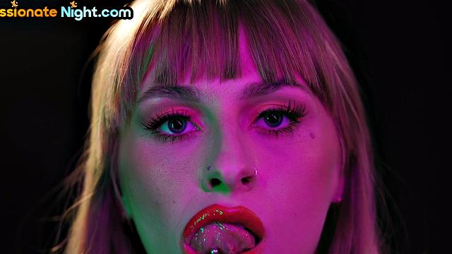 новый босс показывает пышной коллеге, как проходят его совещания