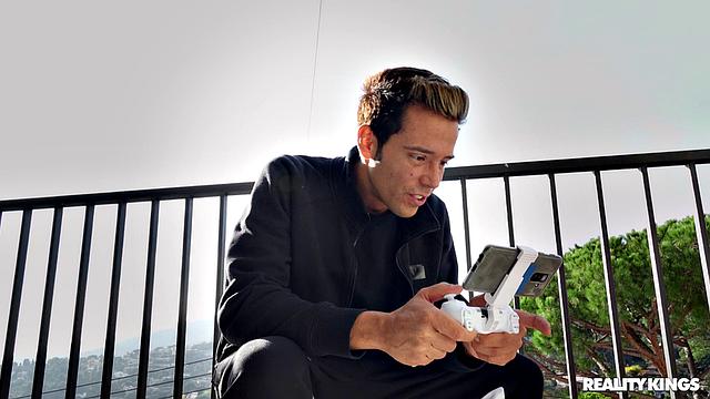 Misha Maver моется в душе и мастурбирует, пока за ней подглядывают через дрон.