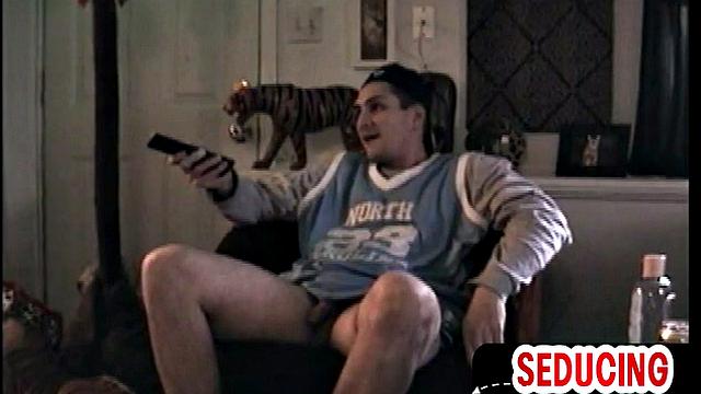 жадный гей-дед вгрызается в член натурала на домашнем видео