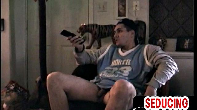 жадный гей-дед вгрызается в член натурала на домашнем видео