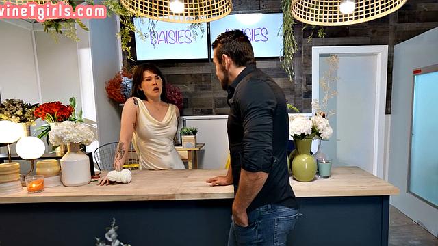 транссексуалка из цветочного магазина в анальном тройничке без резинки