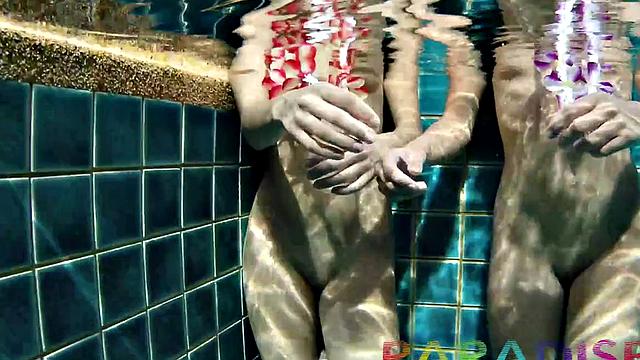 близняшки жарко трахаются с парнем под водой