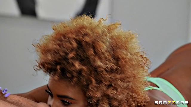 Медсестра решила: пусть большой останется - никто не жалуется на лишний сантиметр!