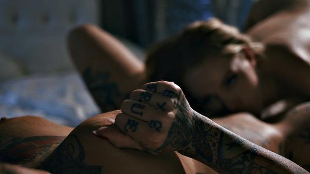 Lez inked bigtits babe in 69 scissoring with smalltits GF