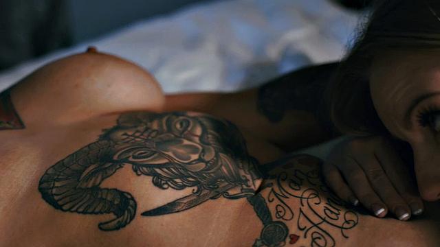 Lez inked bigtits babe in 69 scissoring with smalltits GF