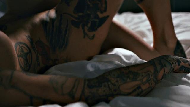 Lez inked bigtits babe in 69 scissoring with smalltits GF