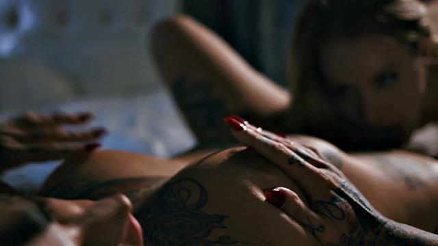 Lez inked bigtits babe in 69 scissoring with smalltits GF