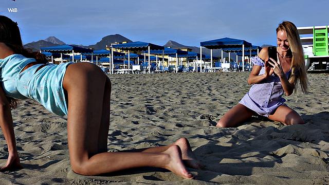 Нэнси А и Ванесса Алессия лижут друг другу в кухне