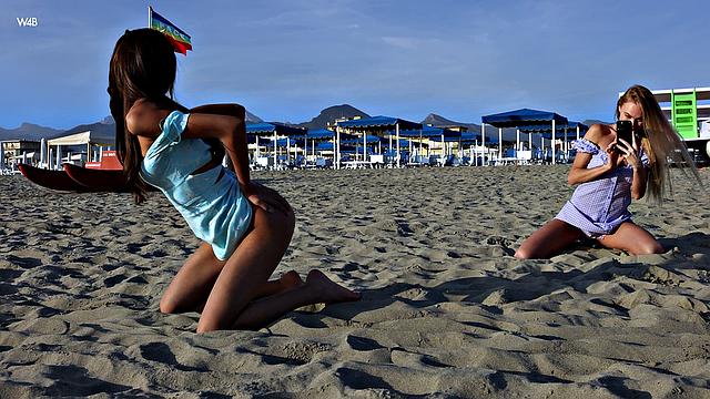 Нэнси А и Ванесса Алессия лижут друг другу в кухне