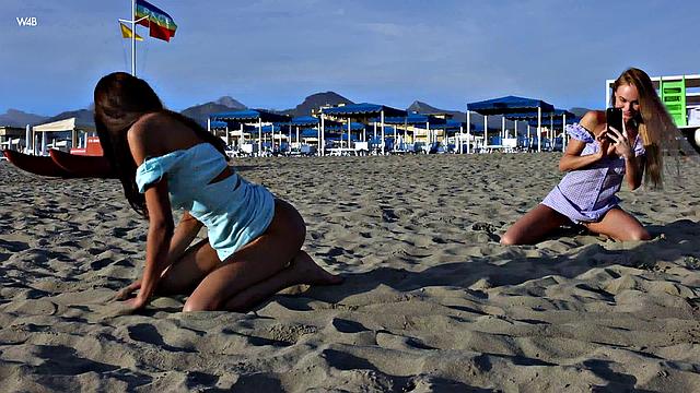 Нэнси А и Ванесса Алессия лижут друг другу в кухне