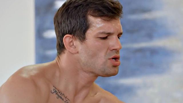 блондинистый качок получает по жопе от татуированного парня