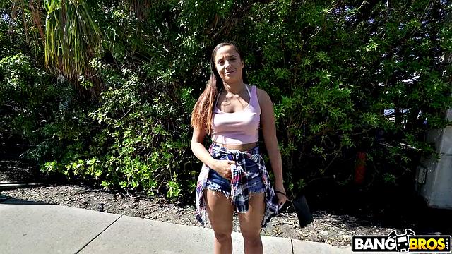 Садим брюнетку с большой жопой на член в автобусе, кончаем ей на лицо с Дерриком Феррари и Sadie Creams.