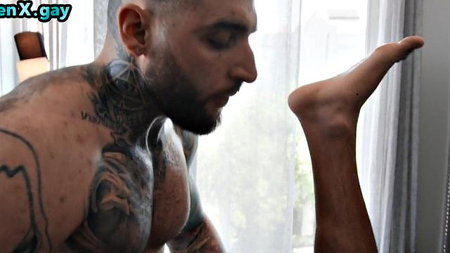 Muscular stud barebacks inked boyfriend in passionate affair