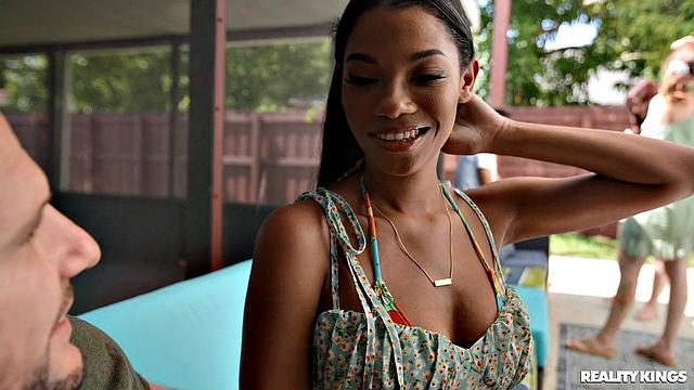 JMac трахает разгорячённую Eden West в душе перед вечеринкой у бассейна, сперма на её сиськах.