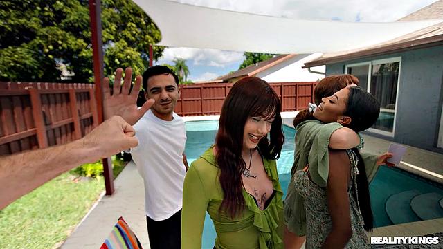 JMac трахает разгорячённую Eden West в душе перед вечеринкой у бассейна, сперма на её сиськах.