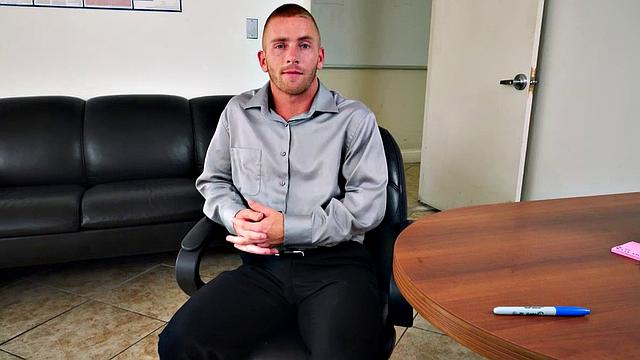 начальник трахается с волосатым парнем в офисе, анал pov