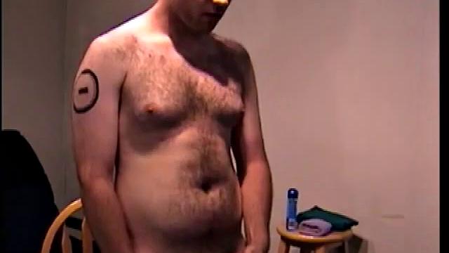 Сет трахает себя рукой так, что комната дрожит