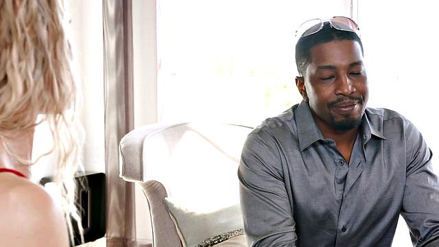 зрелая блондинка Nicole Aniston жадно трахается с черным жеребцом в душе