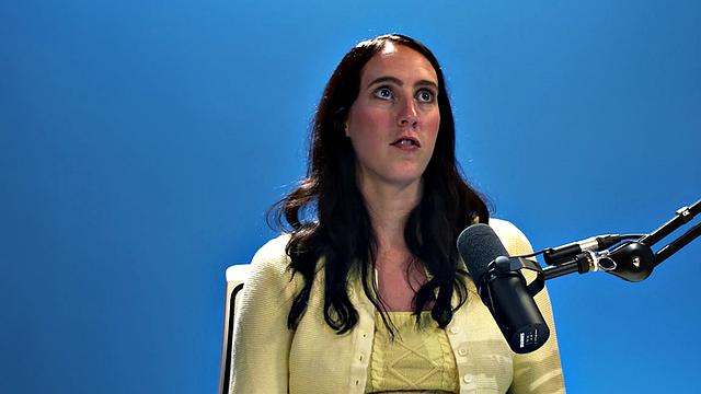 брюнетка ласкает гладкую киску после откровенного кастинга