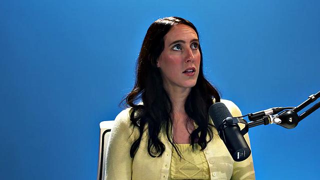 брюнетка ласкает гладкую киску после откровенного кастинга