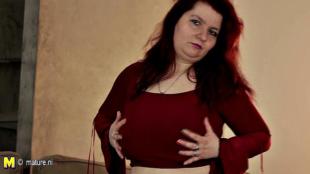 пухлая зрелая сама балует свою киску, и ей явно заходит