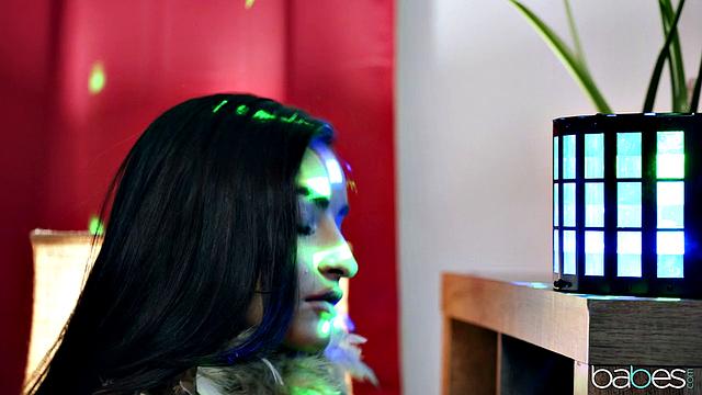 Эмили Уиллис танцует в белье и устраивает жаркий лесбийский секс с Алексис Фокс в гостиной