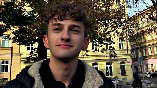 Amateur Euro stud deepthroating and riding for cash