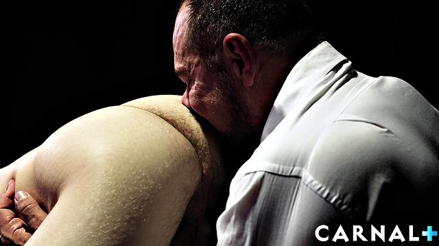 zac получает римминг и фингеринг от волосатого мужика