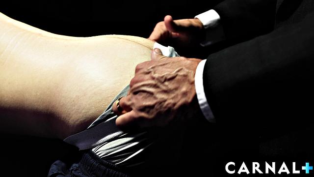 zac получает римминг и фингеринг от волосатого мужика