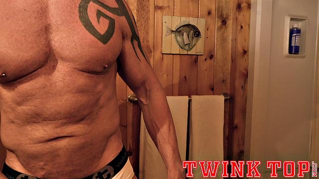 felix maze сосёт и получает по жопе от татуированного качка без резинки