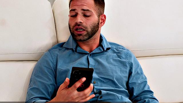 No Smartphones Allowed When Ashlyn Peaks in The House