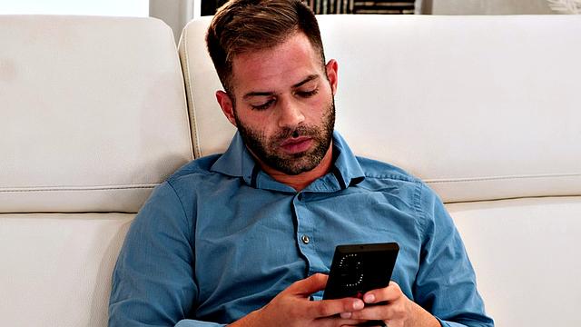 No Smartphones Allowed When Ashlyn Peaks in The House