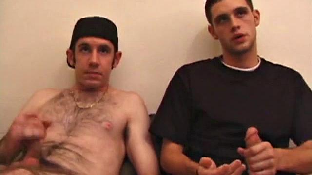 два скейтера дрочат и по очереди берут друг у друга в рот, заодно учатся у порнухи