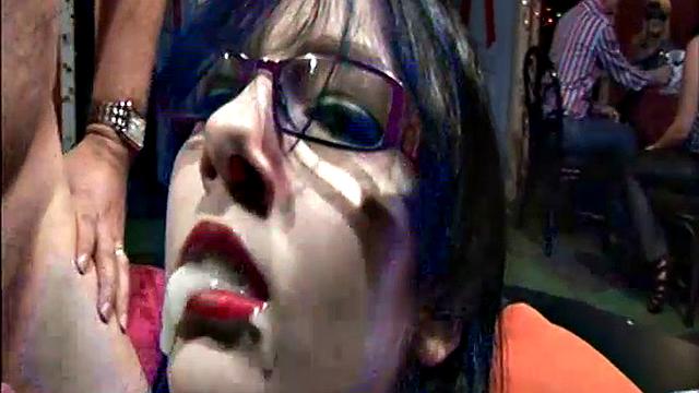 Джессика и Ханна жадно глотают сперму на жаркой групповухе