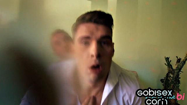 Два брутальных мужика не дают передохнуть бисексуальной охотнице за членами, пизда явно не жалуется на скуку.