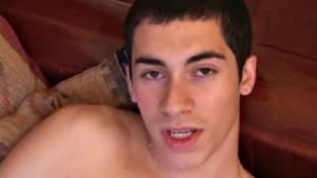 Леви Дэвис разряжается на камеру с дилдо, скажи еще, что это не удовольствие для геев!