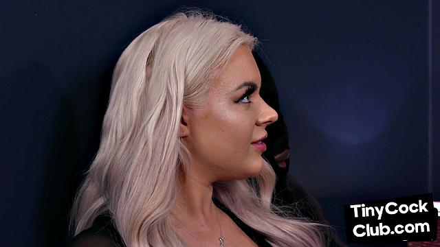 британская домина кайфует от bbc на глазах у лузера с мелким членом