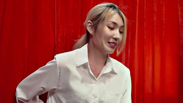 Li Zhiyan is the dealer who gets at work