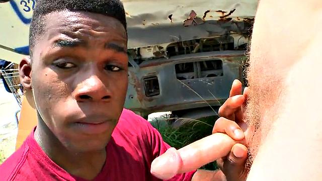 Чёрный пассив получает жёстко от белого топа на природе