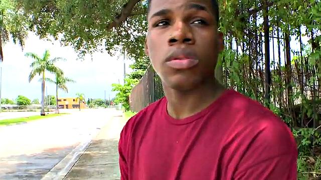 Чёрный пассив получает жёстко от белого топа на природе