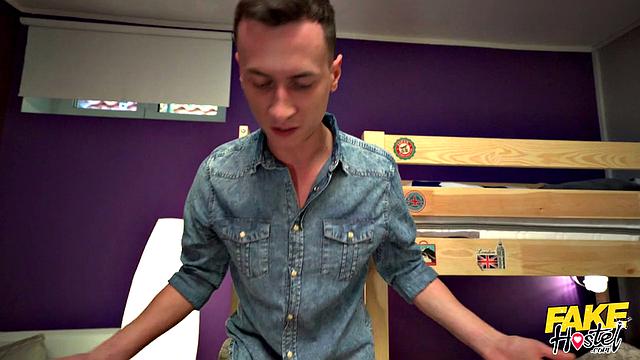 Миниатюрная брюнетка застряла в лестнице и получила страстный трах от Чарли Дина прямо в хостеле, а потом с удовольствием отсосала ему член.